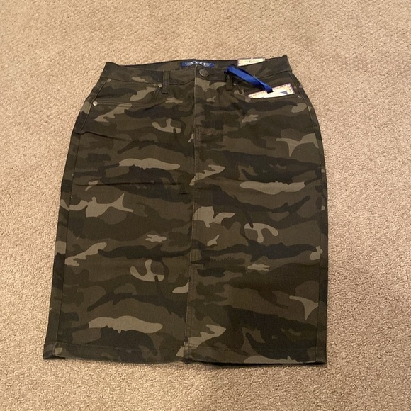 Lexi Womens Super Comfy Stretch Camo Denim Skirt - Size 8 - Picture 2 of 4